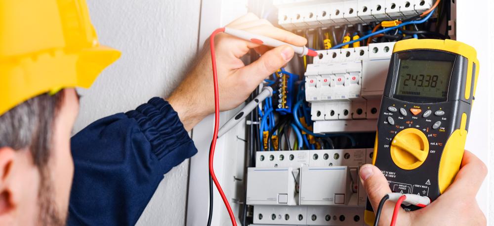électricien faisant une mesure électrique
